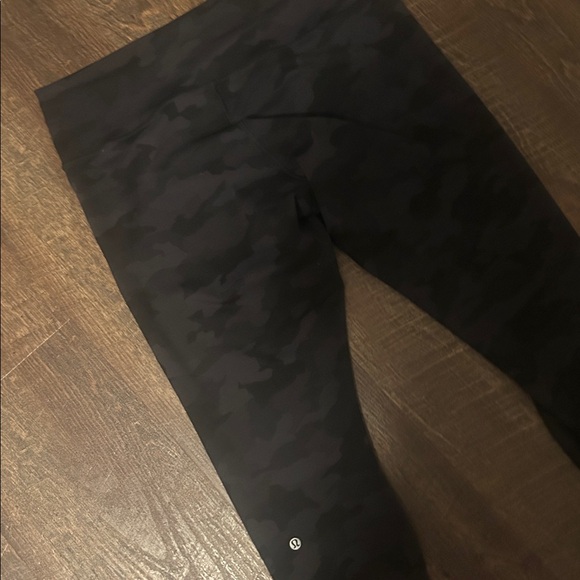 Women’s Lululemon athletica Dark Camouflage Leggings Sz 18 Barely Worn 28” - Picture 8 of 9